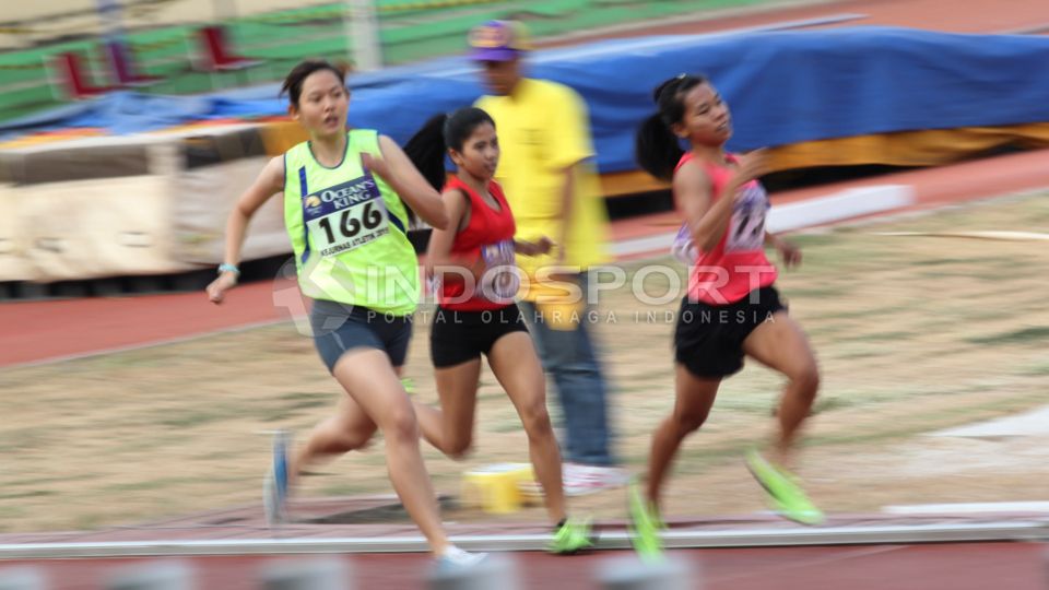 Pelari Jawa Barat, Abigail Dwi Setia, memenangkan lomba di nomor 1.500 meter Putri pada Kejuaran Nasional Atletik 2015 di Stadion Rawamangun, Rabu (02/09/15). Copyright: © Herry Ibrahim/INDOSPORT
